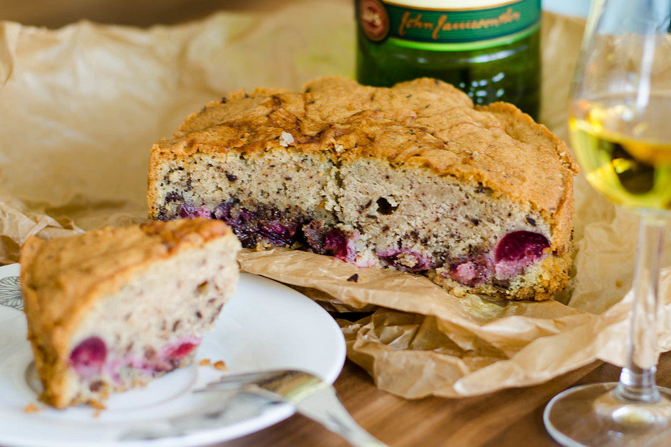 Schoko-Mandelkuchen mit Kirschen