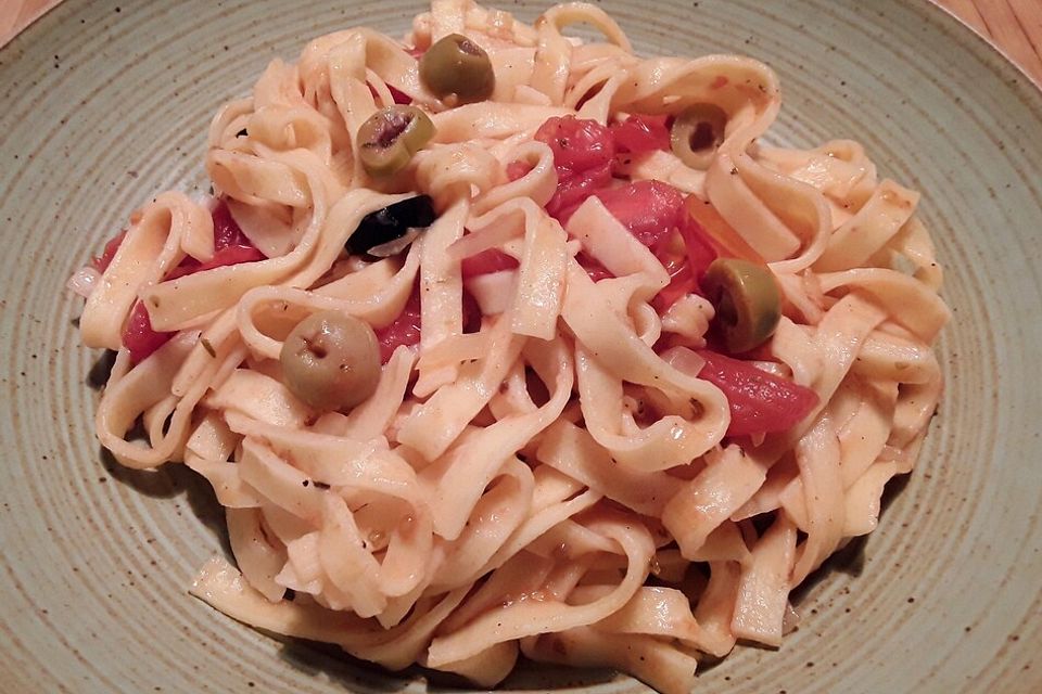 Nudeln mit gedünsteten Tomaten