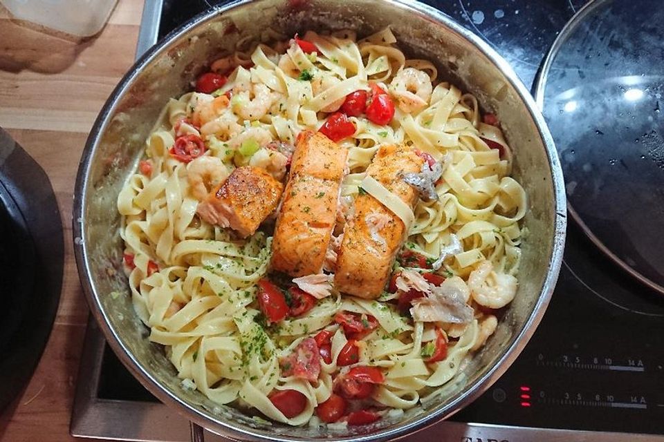 Lachs-Scampi-Bandnudel-Pfanne