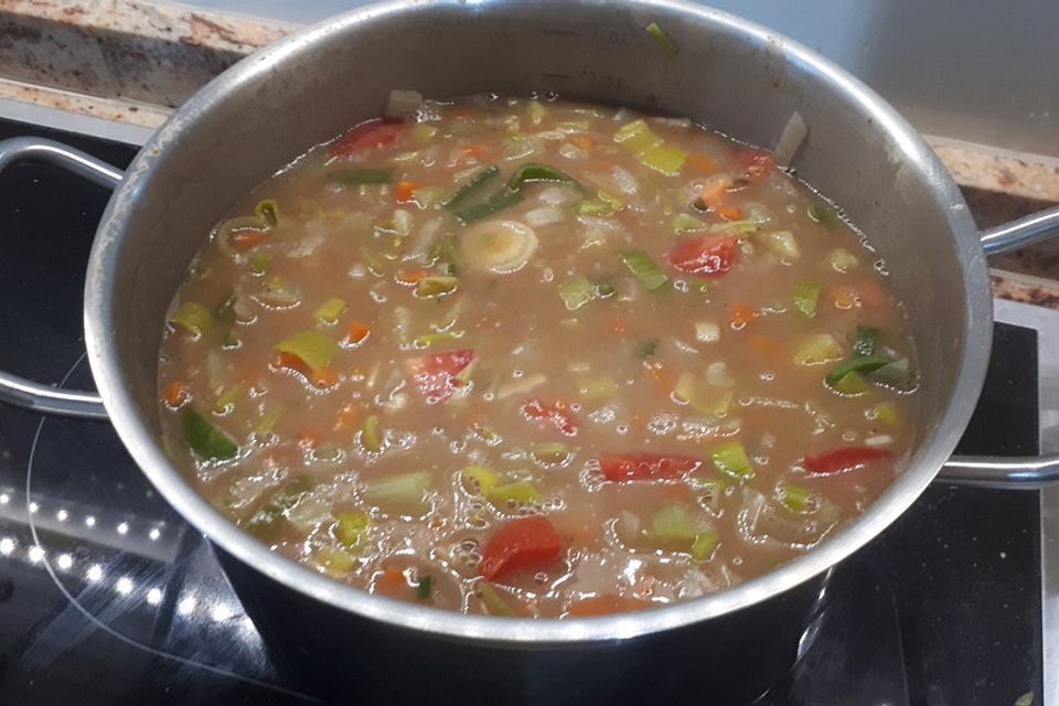 Abgebrannte vegetarische Grünkernsuppe