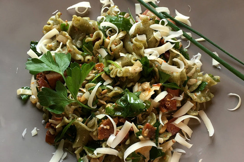 Grüner Nudelsalat mediterran