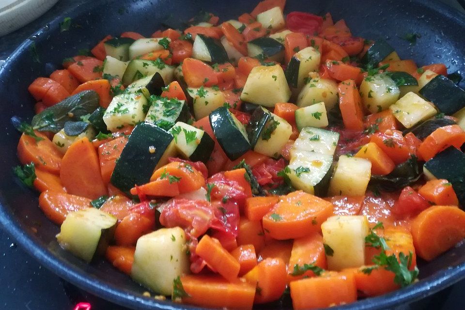 Salbeikarotten mit Zucchinigemüse