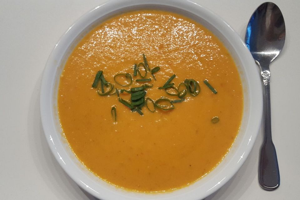 Möhren-Tomatensuppe mit Kokosmilch