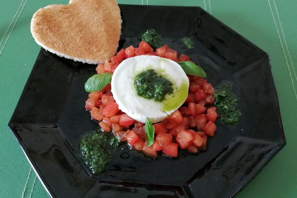 Caprese mit Basilikum-Vinaigrette