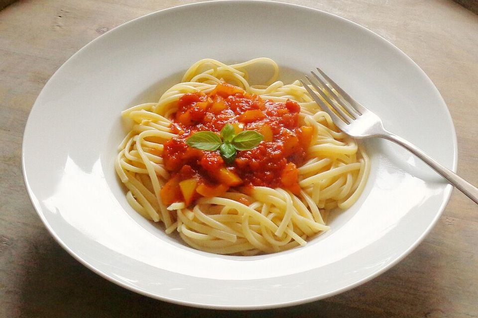 Nudeln mit Paprika-Spezialsoße