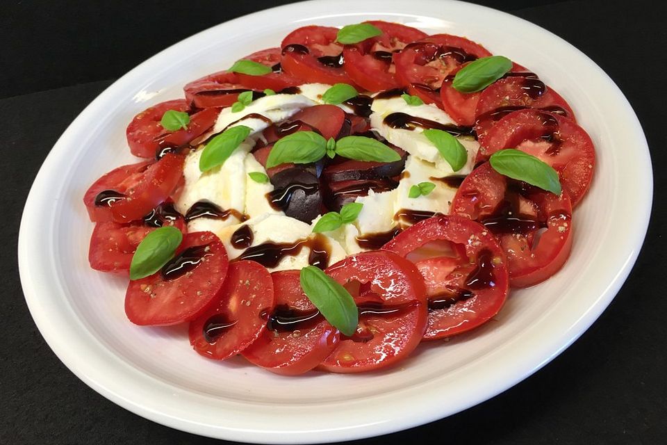 Fruchtiger Tomaten-Mozzarella-Pflaumensalat