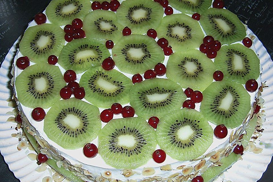 Kiwi-Torte mit Erdbeeren