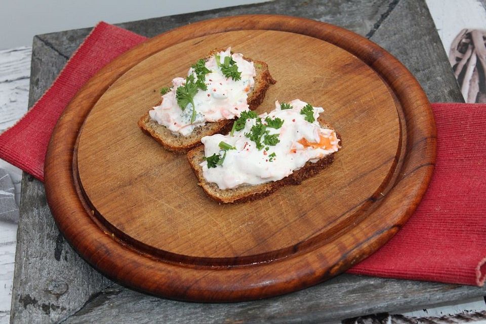 Vollkornbrot mit Möhrencreme