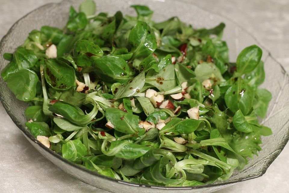 Rapunzelsalat mit Haselnussdressing