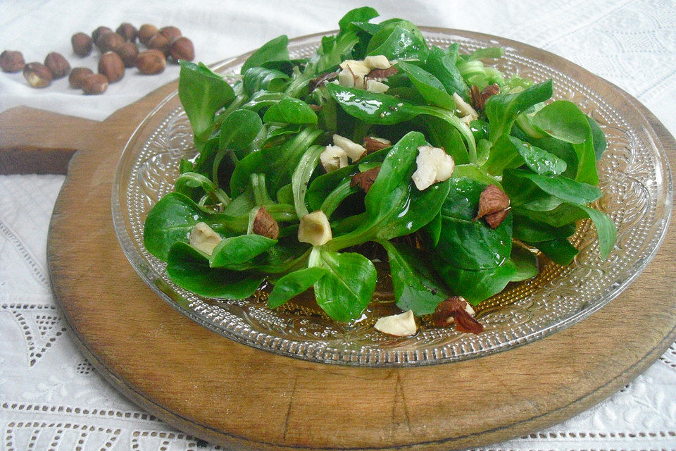 Rapunzelsalat mit Haselnussdressing