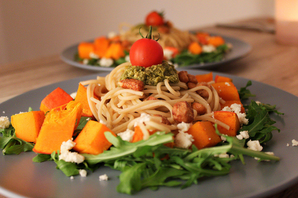 Kürbispasta mit Basilikum-Pesto