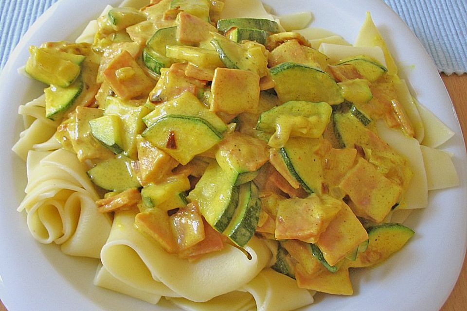 Nudel - Curry mit Zucchini