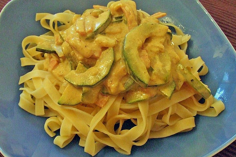 Nudel - Curry mit Zucchini