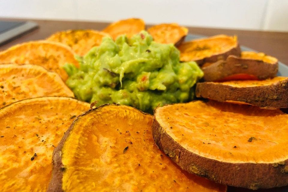 Süßkartoffel-Chips mit Guacamole