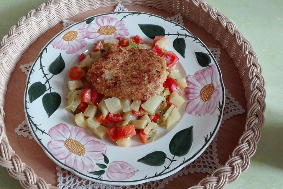 Quinoa-Bratlinge auf Gemüse