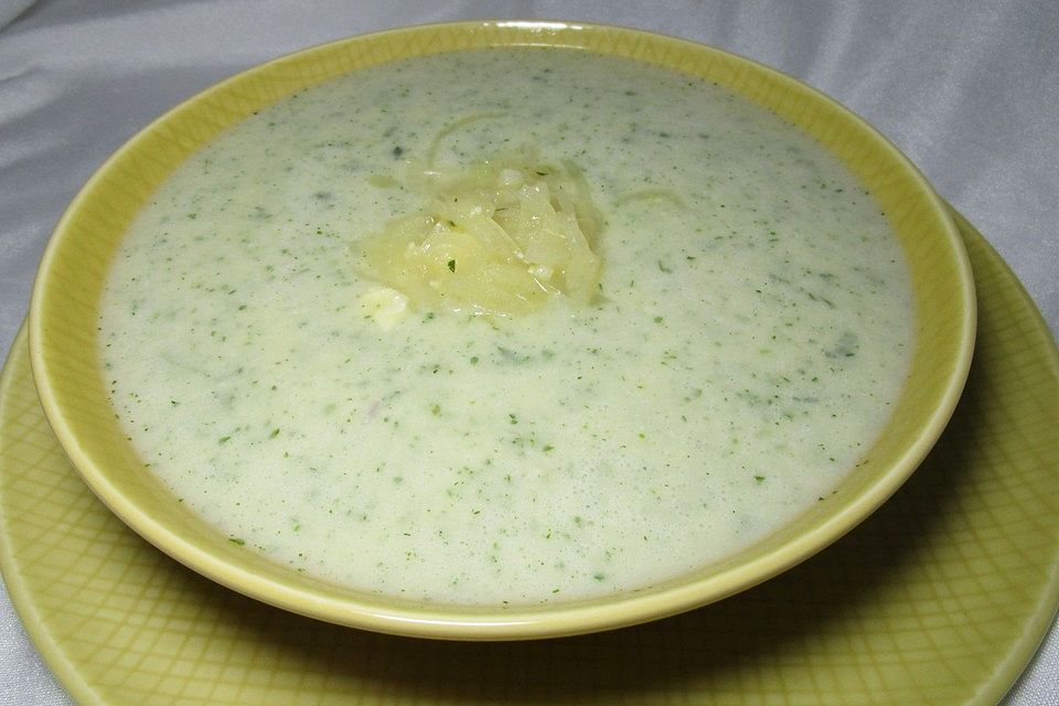 Helle Zwiebelsuppe mit Brie