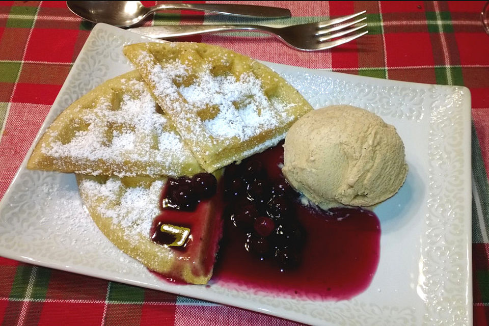 Weihnachtliche Zimtwaffeln mit Heidelbeeren