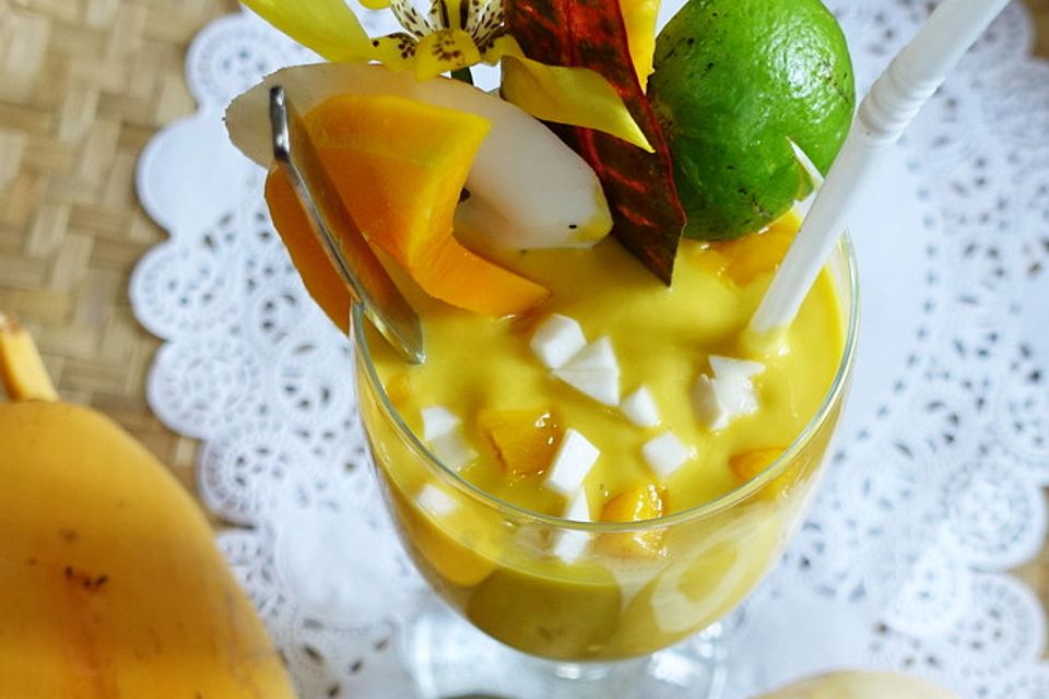 Veganes Kokosnuss-Mango-Lassi