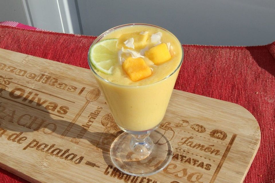 Veganes Kokosnuss-Mango-Lassi