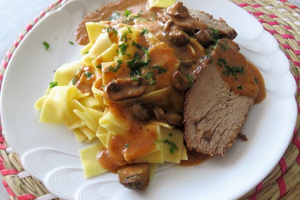 Kalbsbraten mit Rahmsoße