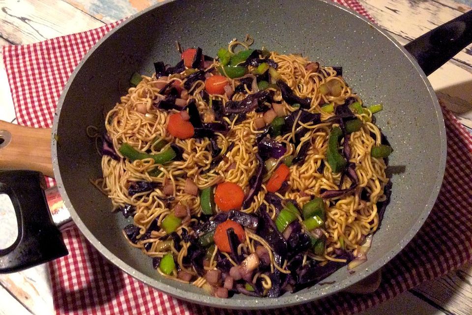 Vegane mongolische Nudelpfanne