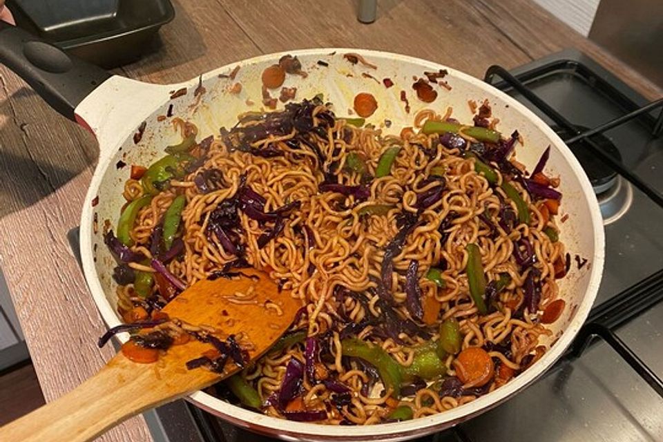 Vegane mongolische Nudelpfanne