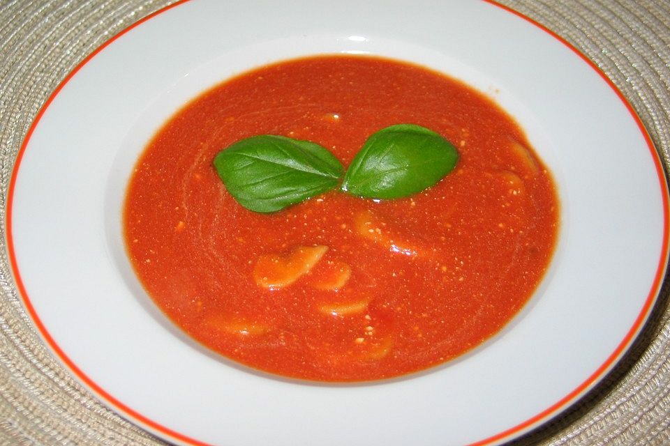 Tomatensuppe mit getrockneten Bananenscheiben