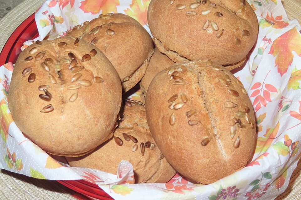 Dinkelbrötchen mit Sonnenblumenkernen