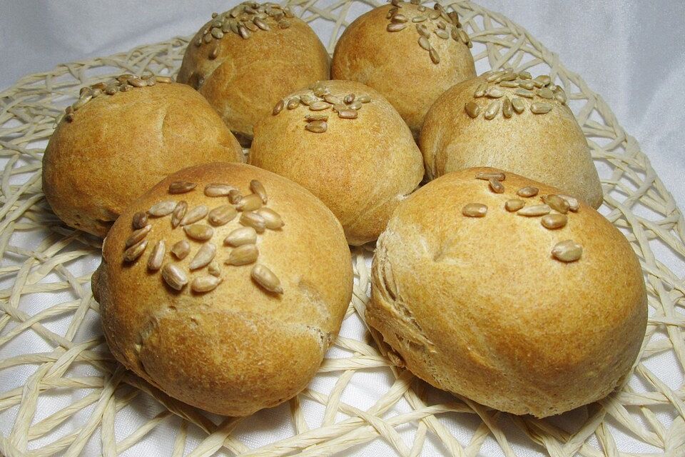 Dinkelbrötchen mit Sonnenblumenkernen