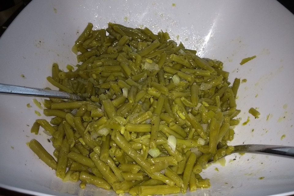 Grüner Bohnensalat mit Zwiebeln