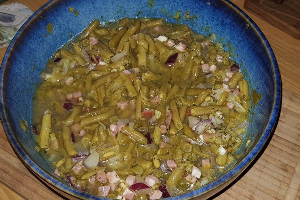 Grüner Bohnensalat mit Zwiebeln