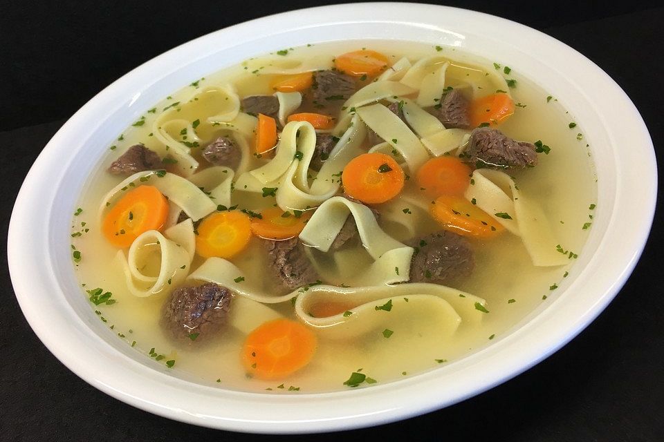 Rindfleischsuppe mit Nudeln