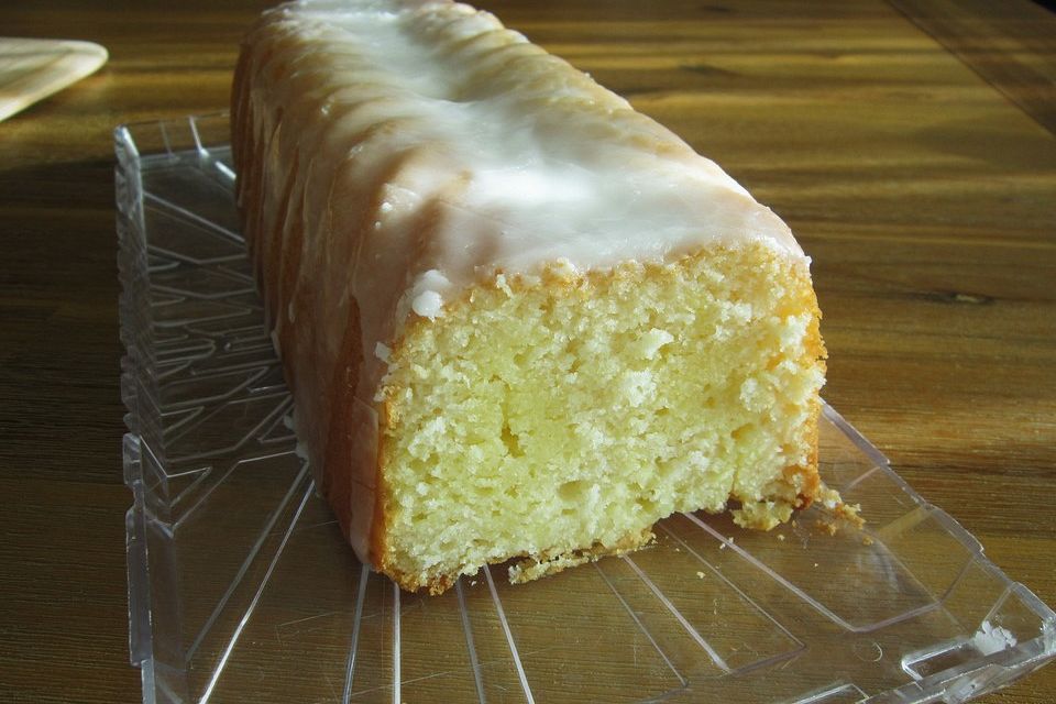 Zitronenkuchen mit Limoncello getränkt