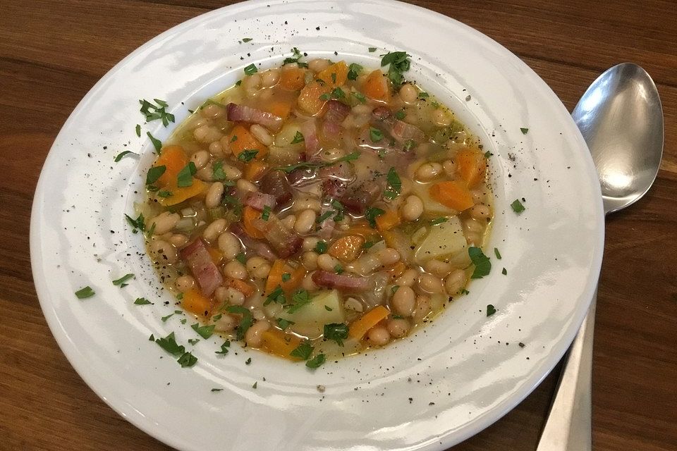 Kroatischer Bohneneintopf mit Speck