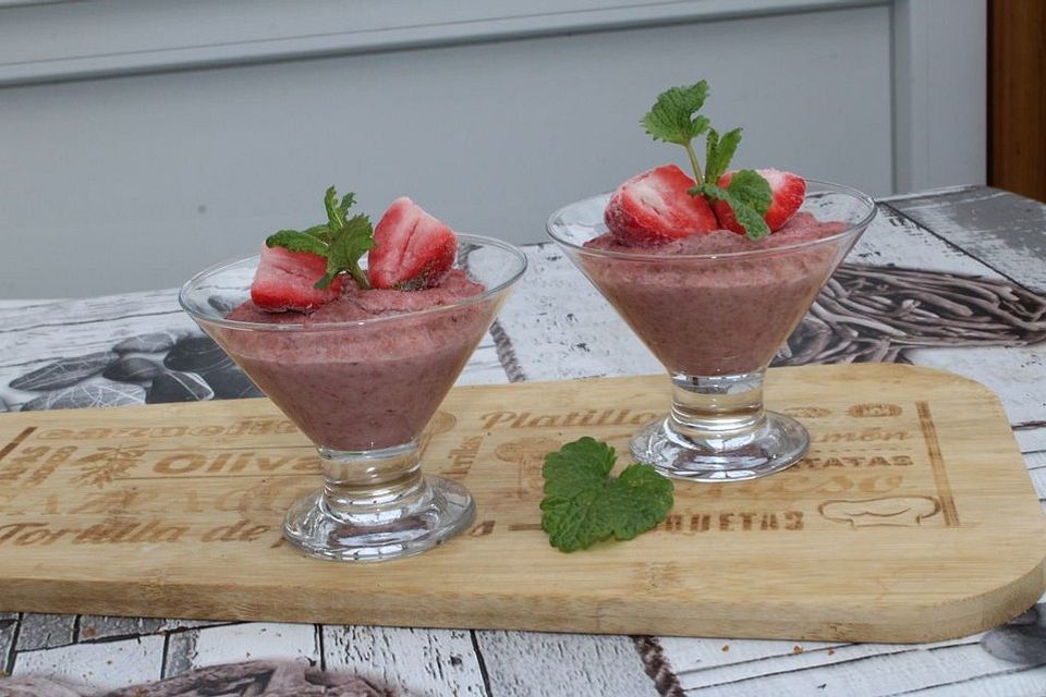 Kokos-Grießpudding mit Erdbeeren