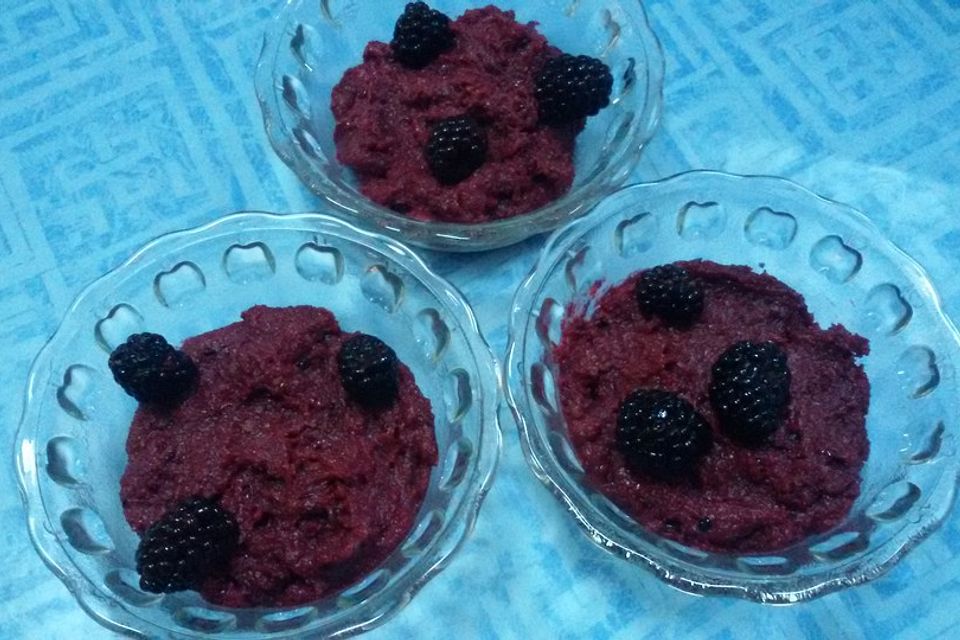 Kokos-Grießpudding mit Erdbeeren