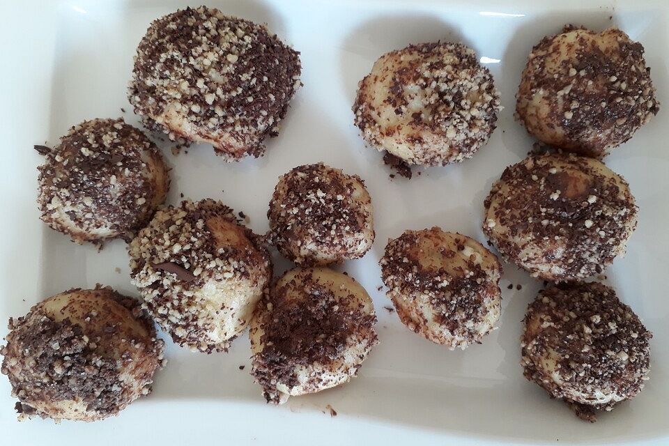 Nougatknödel mit Nussbröseln