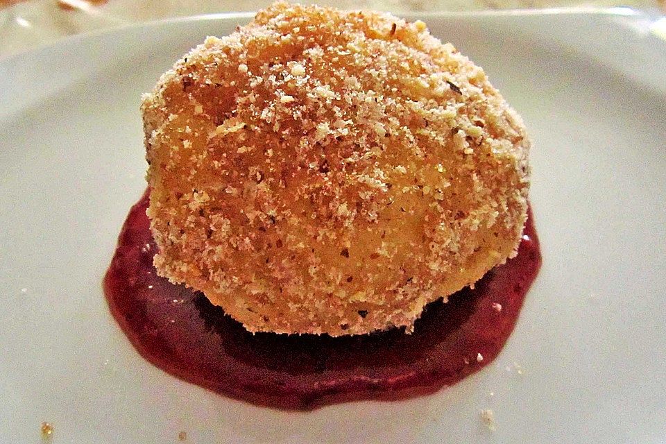 Nougatknödel mit Nussbröseln