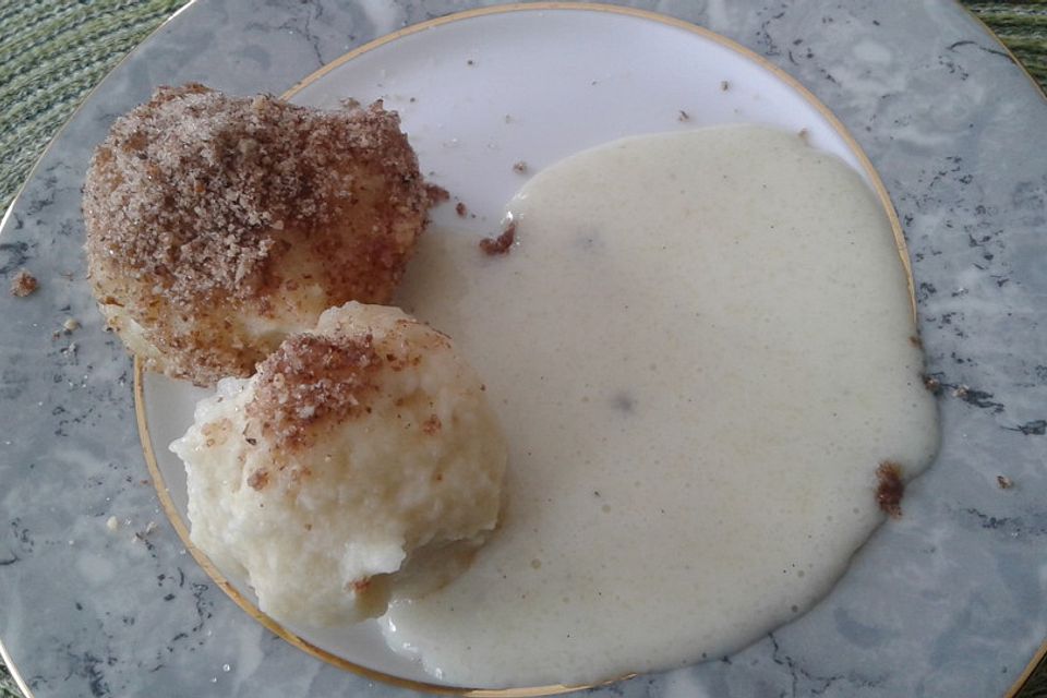 Nougatknödel mit Nussbröseln