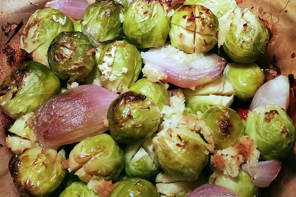 Gebackener Rosenkohl mit Schalotten