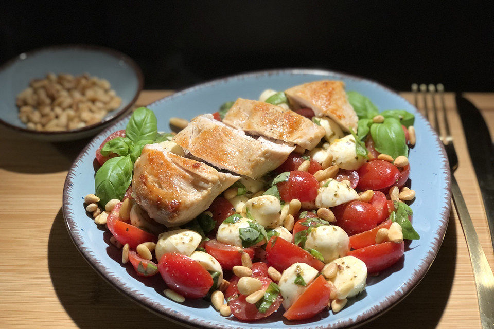 Hähnchen-Caprese Salat