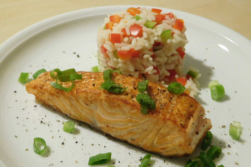 Marinierte Lachsfilets mit Paprikareis