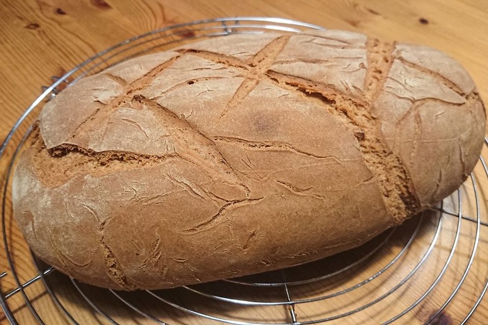 Rustikales Bauernbrot mit Sauerteig