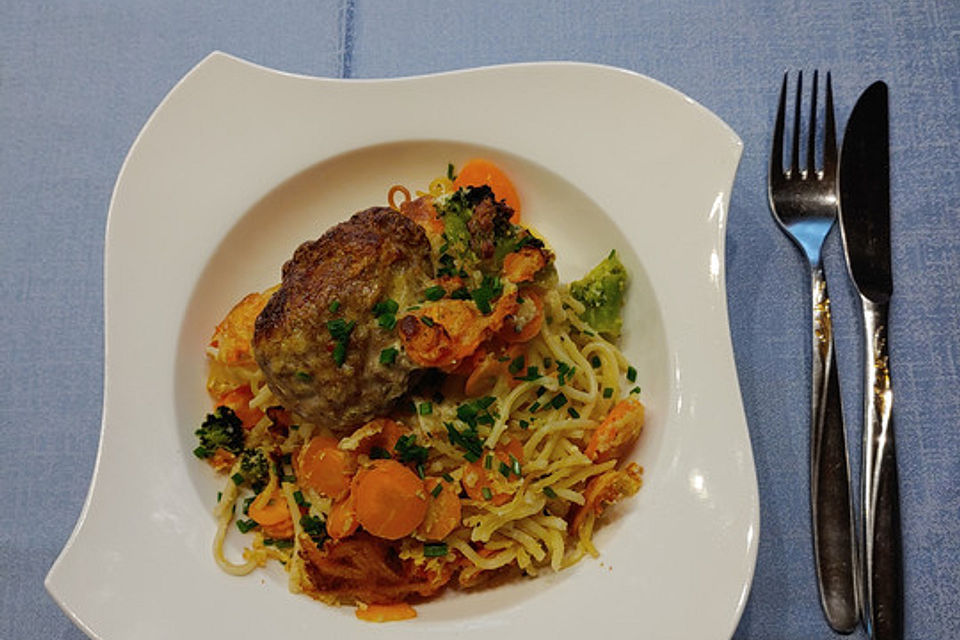 Gebackene Spaghettinester mit Hackfleischbällchen