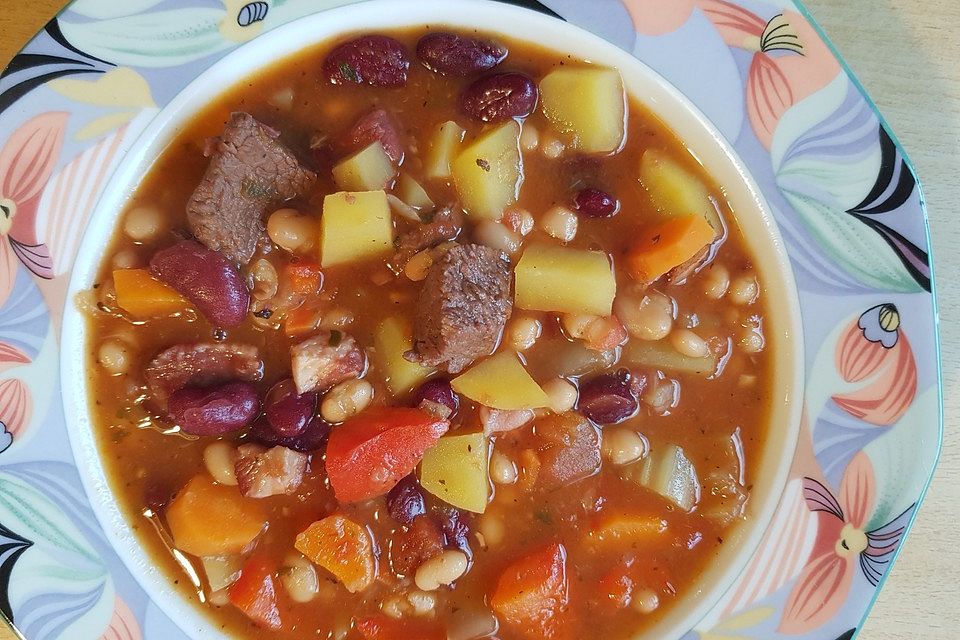 Herzhafte Gulaschsuppe mit Bohnen