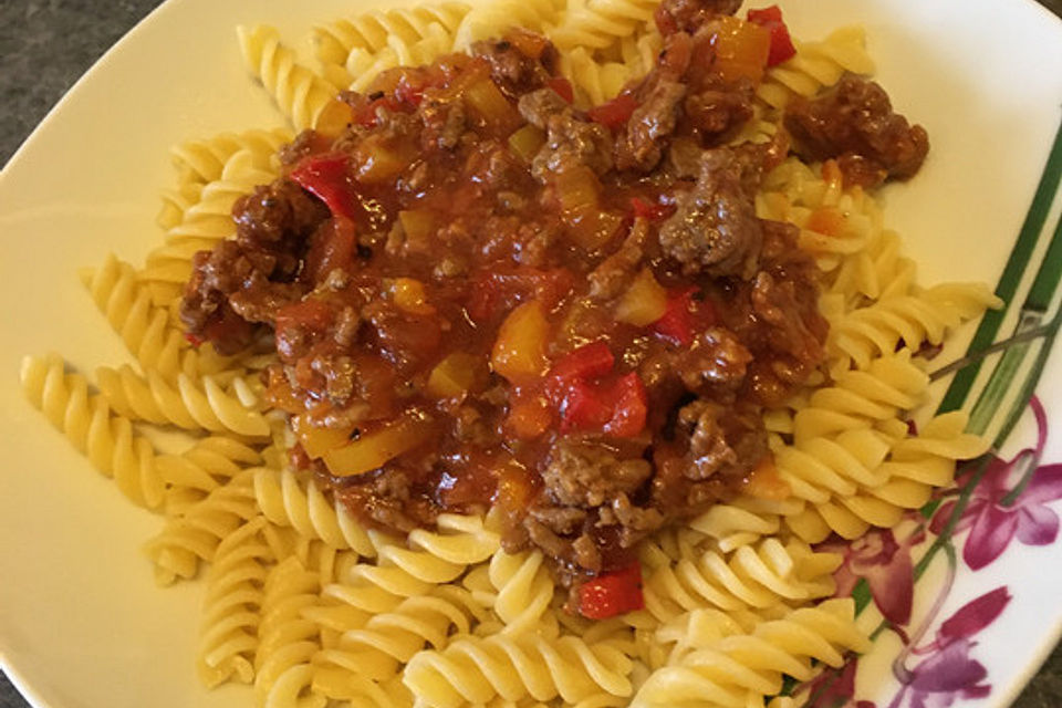 Spaghetti mit Paprika-Hackfleischsoße