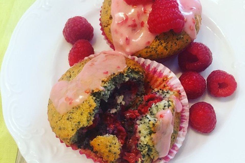 Mohnmuffins mit Himbeeren