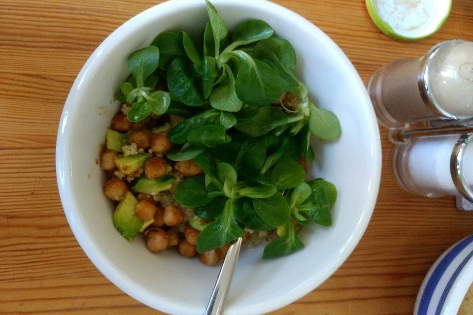 Bunte Quinoa-Bowl