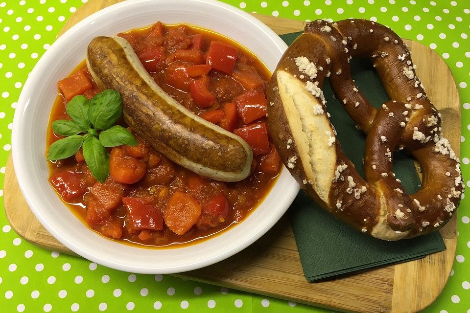 Bratwurst in Paprika-Tomatensauce