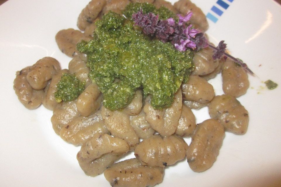 Gnocchi mit grünem Pesto